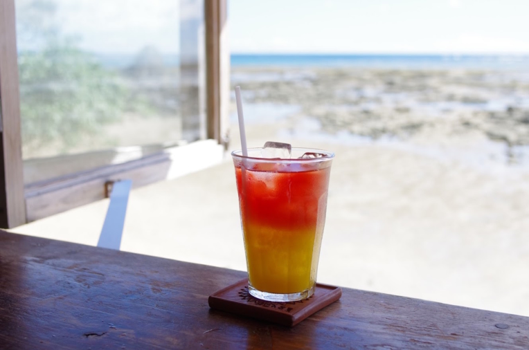 沖縄の海を眺めながら「浜辺の茶屋」で味わう至福のひととき
