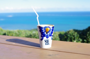 沖縄の海を眺めながら「カフェくるくま」で味わう贅沢な一杯