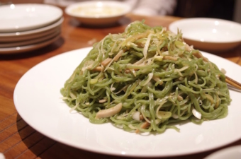 クロレラが練りこまれた緑色の麺が特徴！飯田橋・中国菜 膳楽房の「里麺」