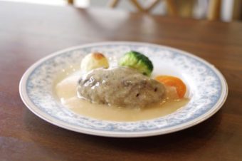 肉の旨味を引き立てるソースに驚き！レストラン シンの「ハンバーグ日本風」