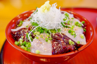 鯨食文化の結晶！千葉の南房総、くじら料理 ぴーまんの「鯨肉ヅケ丼」
