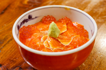 彩り鮮やかな鮭の親子丼！東京で知床の海の幸を堪能できる、しれとこの「しれとこ親子丼」