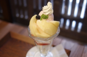桃を贅沢にまるごと１玉以上も使用！くらしき桃子 倉敷本店の「桃パフェ」
