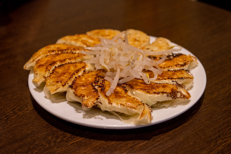 円型焼き餃子！これぞ浜松餃子の完成形！浜松・むつぎくの「餃子」