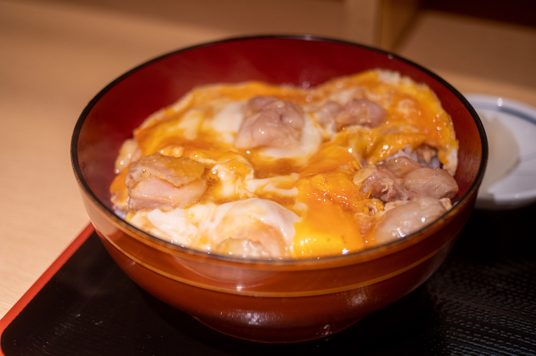 絶妙な卵の溶き具合と煮加減！赤坂・きすけ 赤坂本店の「親子丼」