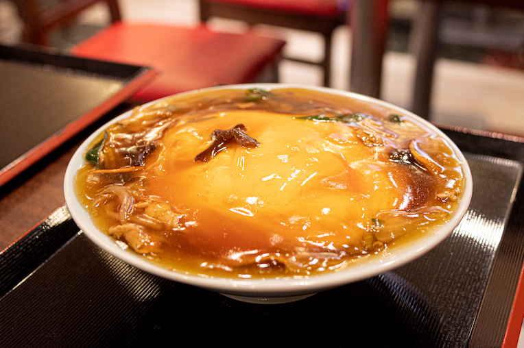 餡とご飯とフワフワ卵で旨さが引き立つ！広島・蓬莱 サンモール店の「天津丼」