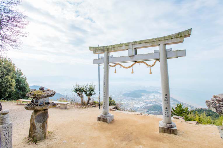 観音寺の絶景フォトスポット！ 天空の鳥居 「高屋神社」